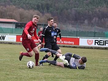 Buckenhofens Felix Pfister umkurvt Hersbrucks Keeper Bauernfeind und schiebt zum 1:0 ein.  Foto: Sebastian Baumann
