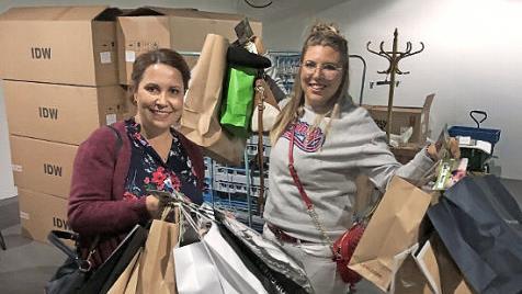 Carina und ihre Mutter freuten sich über ihre Einkäufe.