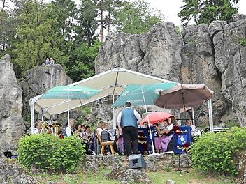 Vor den imposanten Felsen spielte die Blaskapelle Uetzing