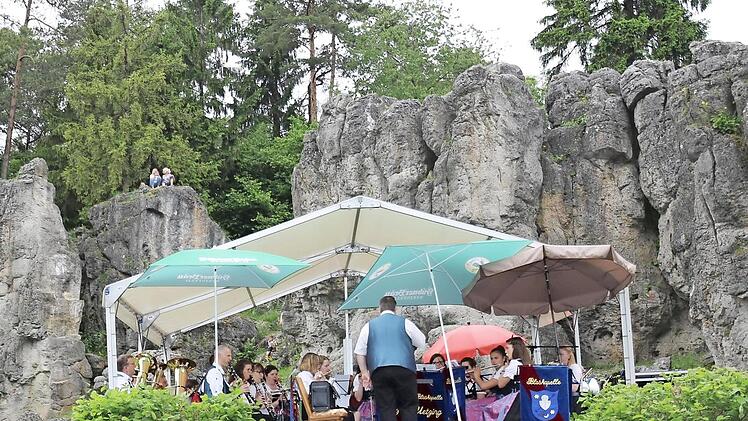 Vor den imposanten Felsen spielte die Blaskapelle Uetzing