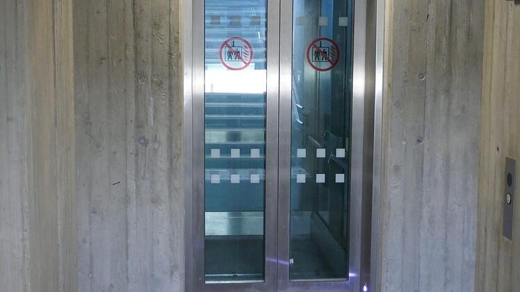 Müll vor dem Aufzug zu den Bahnsteigen in Zapfendorf