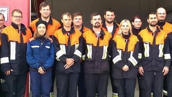 Die erfolgreichen Unterzettlitzer Feuerwehrleute; das Bild zeigt von links den Pr&uuml;fer Alexander Zahner, den Kommandanten Holger Knipper, Andreas Leicht, Sascha Huth, Tamara Schnapp, Holger Then, Luca Erhardt, Eric Brauer, Patrick Helmreich, Manuel W&uuml;rstlein, Christina Surenthiran, Christine Leicht, Alexander Wendler, Johannes Leicht, Kreisbrandmeister Bernd Schramm, den Pr&uuml;fer Thomas Schwarz und die stolze Ortssprecherin B&auml;rbel K&ouml;cheler. Foto: privat