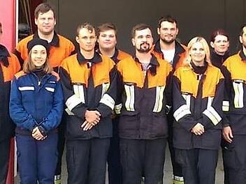 Die erfolgreichen Unterzettlitzer Feuerwehrleute; das Bild zeigt von links den Pr&uuml;fer Alexander Zahner, den Kommandanten Holger Knipper, Andreas Leicht, Sascha Huth, Tamara Schnapp, Holger Then, Luca Erhardt, Eric Brauer, Patrick Helmreich, Manuel W&uuml;rstlein, Christina Surenthiran, Christine Leicht, Alexander Wendler, Johannes Leicht, Kreisbrandmeister Bernd Schramm, den Pr&uuml;fer Thomas Schwarz und die stolze Ortssprecherin B&auml;rbel K&ouml;cheler. Foto: privat