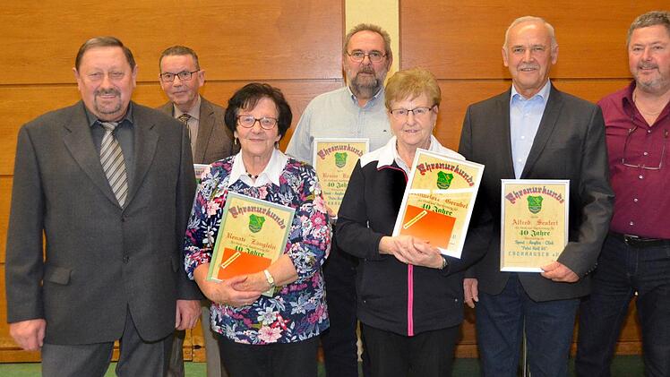 Für 40 Jahre Mitgliedschaft im Sport-Angler-Club "Petri Heil 66" Ebenhausen gab es Auszeichnungen. Unser Bild zeigt (von links) den Vorsitzenden Bernhard Braun, Herbert Völkel, Renate Zänglein, Bruno Kraus, Hannelore Greubel und Alfred Seufert und den stellvertrenden  Vorsitzenden Michael Jeßberger. Foto: Peter Rauch