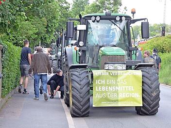Die Bezeichnung "Land schafft Verbindung" als Logo wurde urheberrechtlich geschützt. Ob sie in Zukunft noch jeder Teil der jungen Bauernbewegung so wie auf dem Foto der jüngsten LsV-Aktion in Coburg wird nutzen dürfen, ist ungewiss. Foto: Rainer Lutz