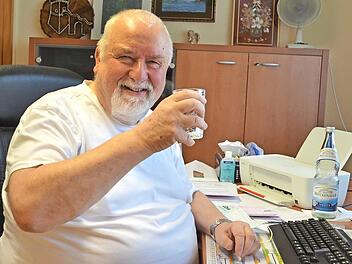 Dr. Wolfgang Hasselkus gibt Tipps für Hochbetagte, um sich in der Hitzewelle richtig zu verhalten. Über einen neuen Youtube-Kanal sind diese jetzt jederzeit ausführlich in einem Videobeitrag des Arztes abrufbar. Foto: Rainer Lutz