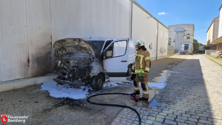Bamberg: "In voller Ausdehnung" - Feuerwehr r&uuml;ckt zu brennendem Lieferwagen an