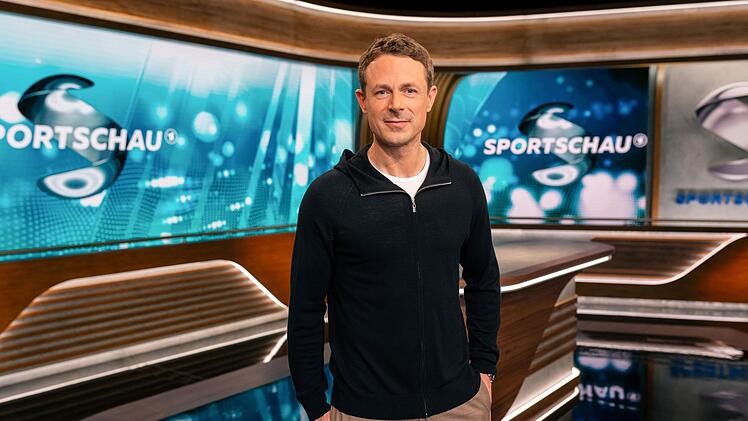 Die &Ouml;ffentlich-Rechtlichen &uuml;bertragen weiterhin keine Live-Spiele der obersten deutschen Fu&szlig;ball-Spielklassen, daf&uuml;r bleiben weiterhin die Highlight-Zusammenfassungen (im Bild: "Sportschau"-Moderator Alexander Bommes). Au&szlig;erdem zeigen ARD und die dritten Programme zahlreiche Live-Spiele aus der 3. Bundesliga.