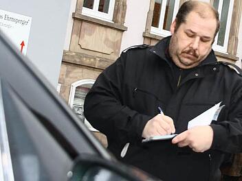 Matthias Henkel von der städtischen Verkehrsüberwachung bekommt keinen neuen Kollegen. Es bleibt - nach dem Willen der Stadtratsmehrheit - bei zwei Aufschreibern in Kulmbach. Foto: Katrin Geyer