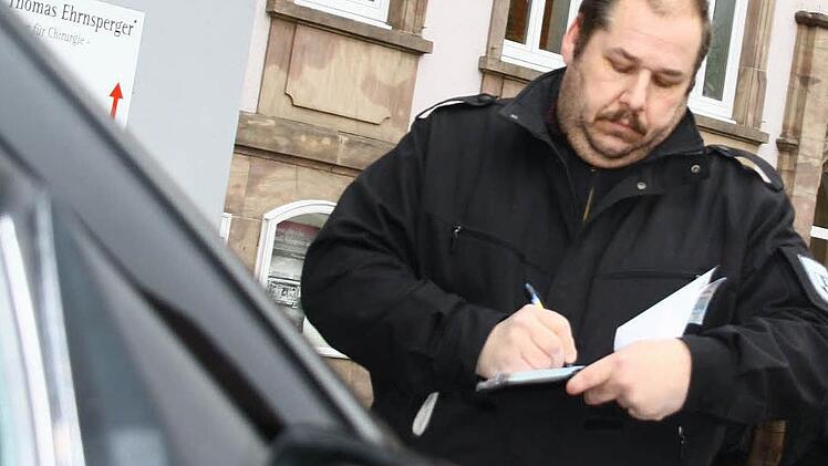 Matthias Henkel von der städtischen Verkehrsüberwachung bekommt keinen neuen Kollegen. Es bleibt - nach dem Willen der Stadtratsmehrheit - bei zwei Aufschreibern in Kulmbach. Foto: Katrin Geyer