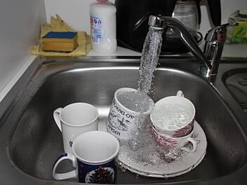 Auch beim Spülen kann man sparen - vor allem, wenn die Wassergebühren steigen, wie jetzt in der Gemeinde Adelsdorf.  Foto: Karina Brock4