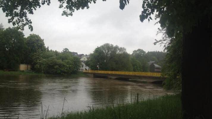 So sieht es in Hof (an der Saale) Ortsteil Unterkotzau aus. Die Saale ist weit über die Ufer getreten. Foto: Pamela Pöhlau