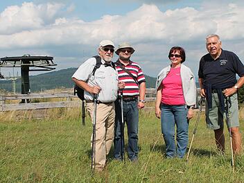 Wanderer auf dem Weg der "Drei-Hütten-Tour". Foto: Benedikt Borst