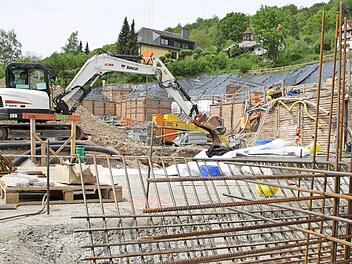 Mehr als eine Million Euro hat die kreiseigene Carl von Heß'sche Sozialstiftung in die Sicherung des Hanges hinter dem Haus Waldenfels investiert. Seit April haben nun die Rohbauarbeiten begonnen, 22 Arbeiter binden Stahlkörbe für die Betonwände. Foto: Ralf Ruppert
