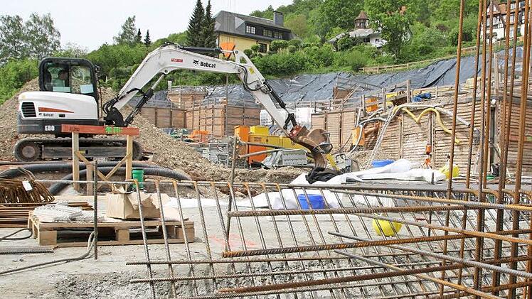 Mehr als eine Million Euro hat die kreiseigene Carl von Heß'sche Sozialstiftung in die Sicherung des Hanges hinter dem Haus Waldenfels investiert. Seit April haben nun die Rohbauarbeiten begonnen, 22 Arbeiter binden Stahlkörbe für die Betonwände. Foto: Ralf Ruppert