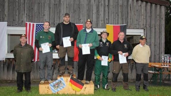 Siegerehrung in der Klasse I, Pressluft bis 16 Joule, von links Schützenmeister Gerhard Einwag, Andreas Martschin (2., Starnberg), Timo Kessel (bayerischer Meister, Ebern), Thomas Kiesswetter (3., Ebern), Stephan Kawnik (4., Starnberg), Karl Kawnik (5., Starnberg), Landessportleiter Horst Lehnert.