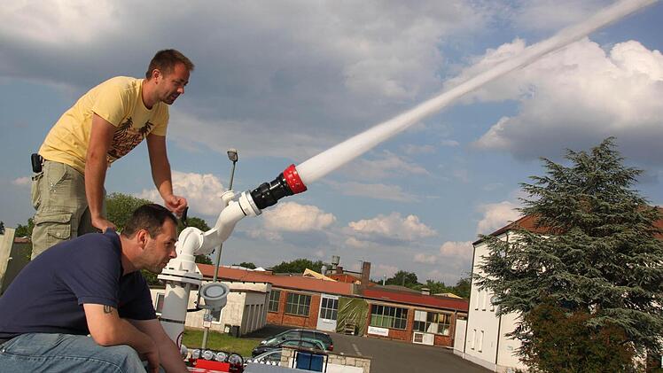 Der Wasserstrahl lässt sich vom Dach des Fahrzeugs aus zielgenau in den Brandherd lenken. Foto: Matthias Einwag