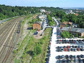 Das Güterbahnhofsgelände von Süden: Einige Betriebsgebäude stehen noch, die Gleise sind abgebaut, ein Teil der Fläche dient als Parkplatz. Foto: Volkmar Franke/www.hochbild-design.de