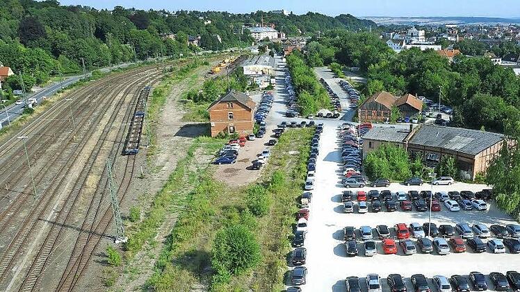 Das Güterbahnhofsgelände von Süden: Einige Betriebsgebäude stehen noch, die Gleise sind abgebaut, ein Teil der Fläche dient als Parkplatz. Foto: Volkmar Franke/www.hochbild-design.de