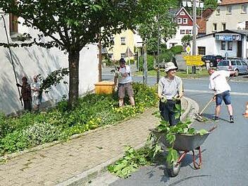 Mitglieder des Obst- und Gartenbauvereins Kupferberg beim Arbeitseinsatz an der Kirche: (von rechts) Karl-Heinz Schicker, Andrea Jahnke, Gerhard Schicker, Andre Schicker und Jürgen Pflaum. Foto: Klaus-Peter Wulf