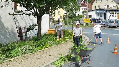 Mitglieder des Obst- und Gartenbauvereins Kupferberg beim Arbeitseinsatz an der Kirche: (von rechts) Karl-Heinz Schicker, Andrea Jahnke, Gerhard Schicker, Andre Schicker und Jürgen Pflaum. Foto: Klaus-Peter Wulf