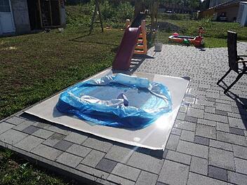 Das Foto vom 10.02015 zeigt einen beschädigten Pool in Münnerstadt . Foto: Polizei Bad Kissingen/dpa