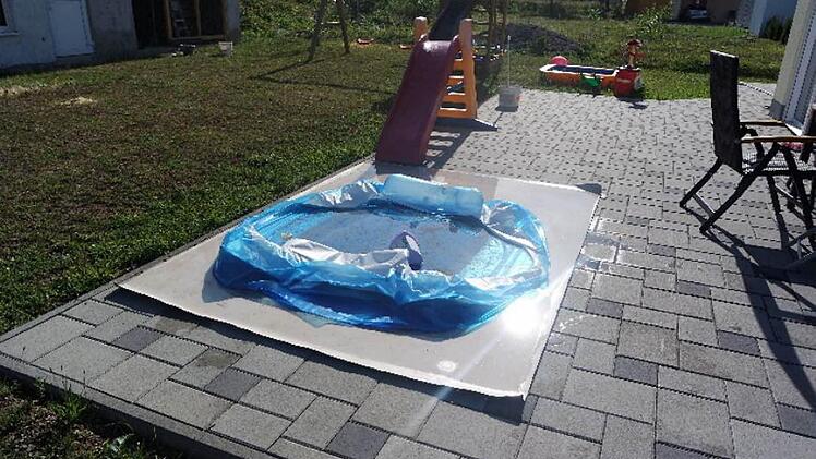 Das Foto vom 10.02015 zeigt einen beschädigten Pool in Münnerstadt . Foto: Polizei Bad Kissingen/dpa