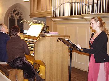 Die Sopranistin Julia Klein (rechts) und Organist Marius Popp sorgten für Standing Ovations in der Kronacher Christuskirche.  Foto: hs