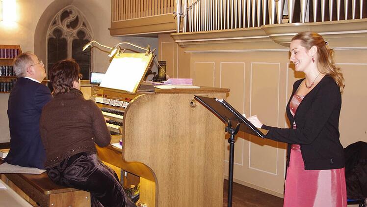 Die Sopranistin Julia Klein (rechts) und Organist Marius Popp sorgten für Standing Ovations in der Kronacher Christuskirche.  Foto: hs