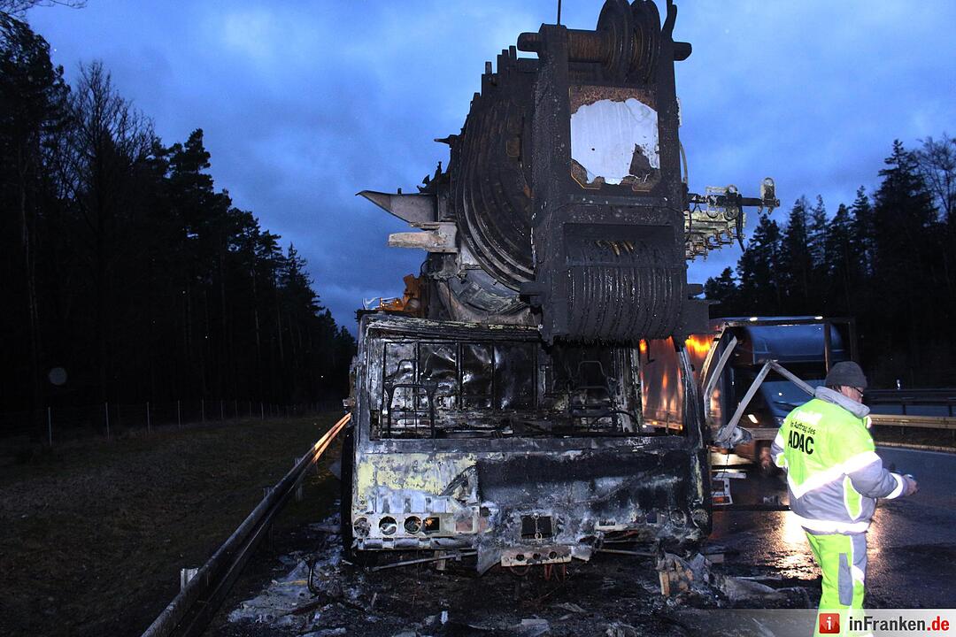 Nagelneuer Autokran brennt bei Ueberfuhrungsfahrt aus - Schaden mindestens eine Millionen Euro