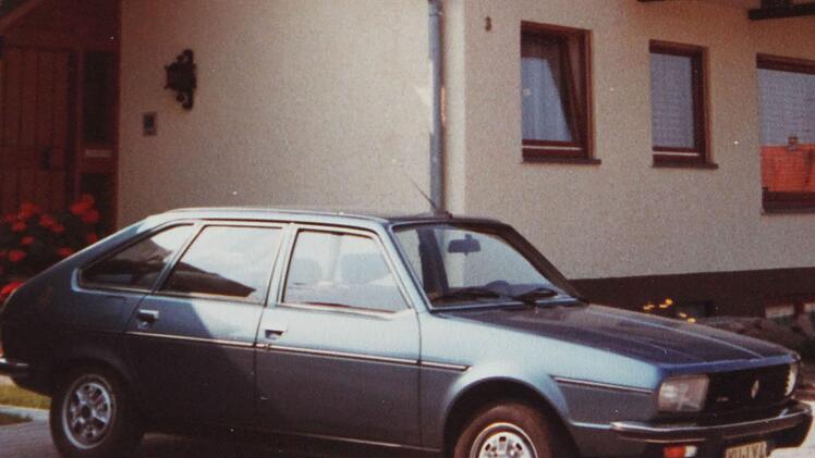 Eine Aufnahme aus dem Fotoalbum - auch heute fährt Milan Ristic einen blauen Renault, doch der sieht ein bisschen anders aus