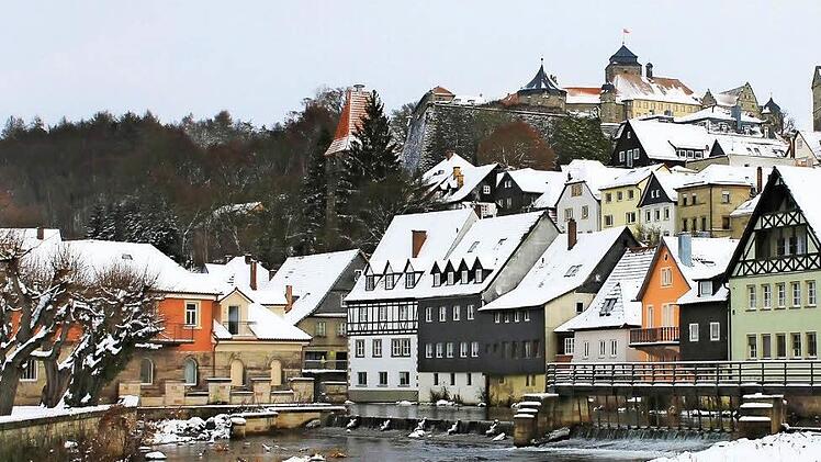 Eiskalte Impression: Einen malerisches Bild bietet derzeit der Kronacher Stadtaufbau mit dem Blick auf die Festung Rosenberg.  Foto: Dominic Buckreus