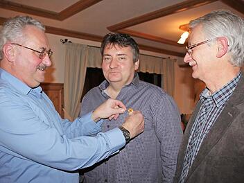 Seit einem Vierteljahrhundert hält Matthias Krapp der Segelfluggruppe Kordigast Burgkunstadt die Treue. Stellvertretender Vorsitzender Rudolf Mager heftete dem Schriftführer im Beisein von Vorsitzenden Werner Hahn (r.) bei der Jahreshauptversammlung eine Ehrennadel an die Brust.  Fotos: Stephan Stöckel
