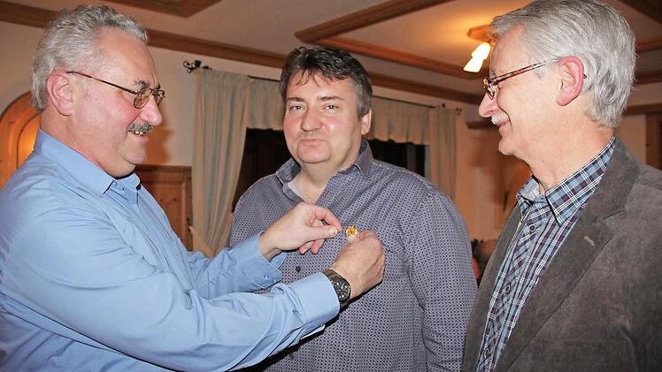 Seit einem Vierteljahrhundert hält Matthias Krapp der Segelfluggruppe Kordigast Burgkunstadt die Treue. Stellvertretender Vorsitzender Rudolf Mager heftete dem Schriftführer im Beisein von Vorsitzenden Werner Hahn (r.) bei der Jahreshauptversammlung eine Ehrennadel an die Brust.  Fotos: Stephan Stöckel
