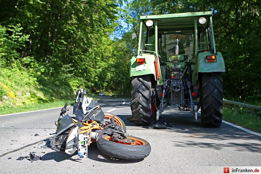 Kreis Bamberg: 17-jähriger Motorradfahrer fährt auf Traktor auf und wird schwer verletzt