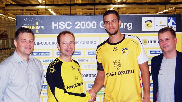 Von links: HSC-Aufsichtsratsvorsitzender Matthias Dietz, Trainer Jan Gorr, Marko Neloski und HSC-Geschäftsführer Steffen Ramer. HSC 2000 Coburg