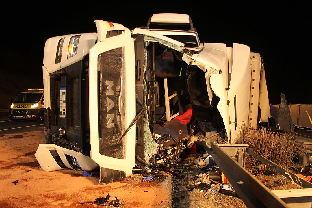 Tödlicher Lkw-Crash auf der A9: Lastkraftwagen kracht in Leitplanke