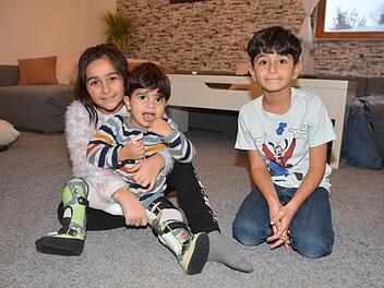 Asya und Rashid Mohamad sind stolz auf ihren tapferen kleinen Bruder. Fotos: Dagmar Besand