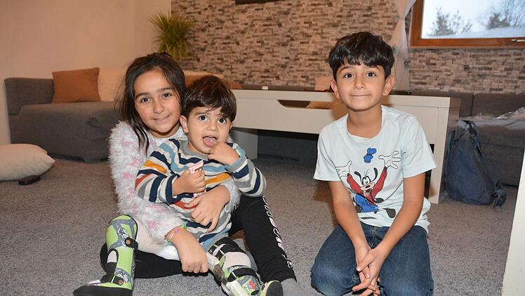 Asya und Rashid Mohamad sind stolz auf ihren tapferen kleinen Bruder. Fotos: Dagmar Besand