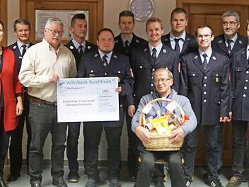 Bei der Auszeichnung und Spenden&uuml;bergabe (stehend v.&nbsp;l.): B&uuml;rgermeisterin Christiane Meyer, Kreisbrandmeister Franz-Josef Hetz, Ludwig Walter, Michael Harrer, Martin M&uuml;ller, Michael Backer, Florian W&ouml;lfel, Daniel Hetz, Patrick Worofsky, Johannes G&ouml;tz, Lucas Seger und (vorne) Richard Backer  Foto: privat