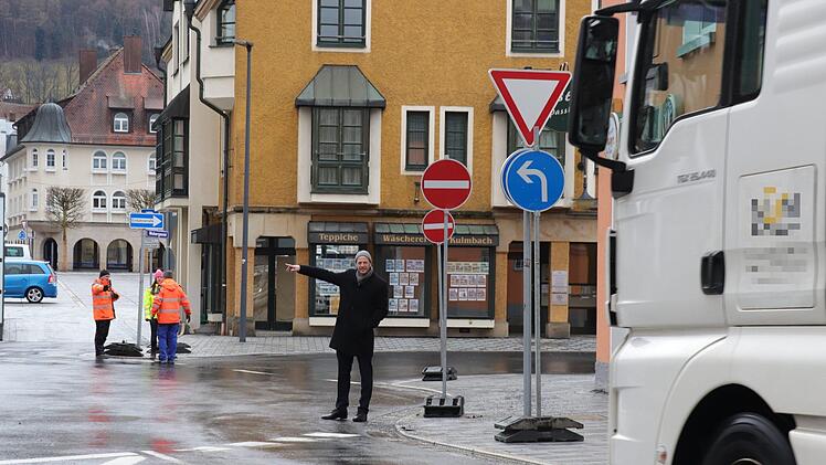 Da geht's lang: Simon Ries weist einem Lkw-Fahrer den Weg.Foto: Katrin Geyer
