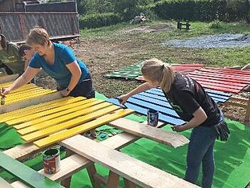 Viele fleißige Hände strichen die Zaunlatten bunt an. Fotos: privat
