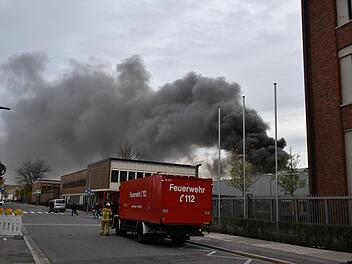 Großbrand bei Bosch in Bamberg. Am Donnerstag ist bei einem Brand  auf dem Werksgelände ein Millionenschaden entstanden. Fotos: Ronald Rinklef