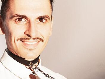 Martin Habermeyer spielt den dressierten Mann.  Foto: Guido Apel