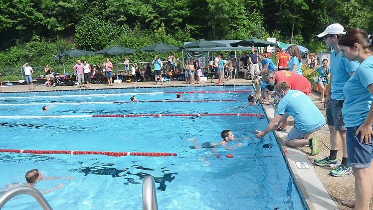Im Juli 2016 herrschte im Schwimmbad im Wasser und am Beckenrand Hochbetrieb. Es war die zweite sportliche Veranstaltung &bdquo;Swim & Run&ldquo;, die die Schwimmbadfreunde und die Leichtathletikabteilung des TSV Wei&szlig;enbrunn veranstalteten.