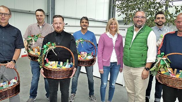 Sie wurden f&uuml;r ihre langj&auml;hrig Treue zur Wimmer GmbH geehrt (von links): Ralf M&uuml;ller, Alexander Herrmann, Christian Penning, Martin M&uuml;ller, Gesch&auml;ftsf&uuml;hrerin Anja Wimmer, Obermeister Bernd D&ouml;rnh&ouml;fer, Stefan Kie&szlig;ling und Reiner Hahn.