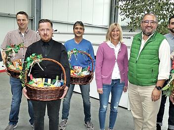 Sie wurden für ihre langjährig Treue zur Wimmer GmbH geehrt (von links): Ralf Müller, Alexander Herrmann, Christian Penning, Martin Müller, Geschäftsführerin Anja Wimmer, Obermeister Bernd Dörnhöfer, Stefan Kießling und Reiner Hahn.