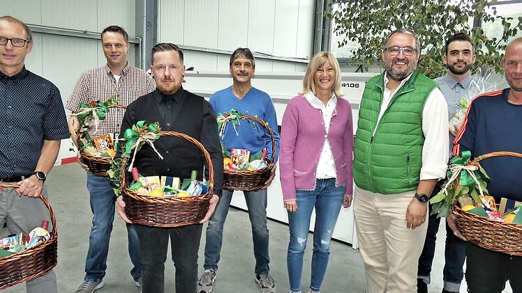 Sie wurden für ihre langjährig Treue zur Wimmer GmbH geehrt (von links): Ralf Müller, Alexander Herrmann, Christian Penning, Martin Müller, Geschäftsführerin Anja Wimmer, Obermeister Bernd Dörnhöfer, Stefan Kießling und Reiner Hahn.