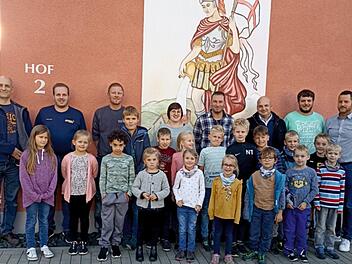 Die Mädchen und Jungen der Kinderfeuerwehr  sowie (hinten von links) die Kommandanten Christian Nöth und Manuel Gessner, Vorstand Dominik Bieber, Lena Trägner, Fabian Nöth, Bürgermeister Michael Kastl, Domenic Brenz, Frank Chwojka präsentieren sic...