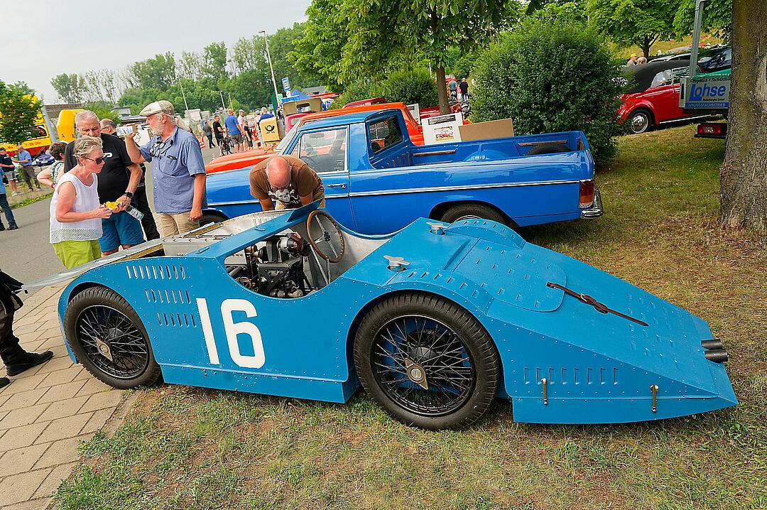 Autos, Motorr&auml;der, Mopeds und Traktoren gab es zu bewundern.